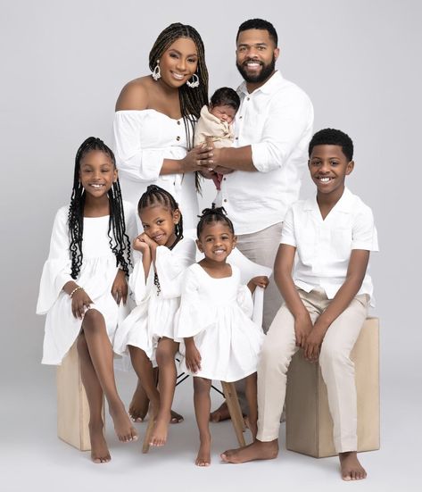 Brown And White Photoshoot, Family Photoshoot White Outfit, Family Portraits Older Kids, Family Portrait Wall, Easter Family Pictures, Portrait Outfits, Family Vibes, Board Themes, Photo Bb