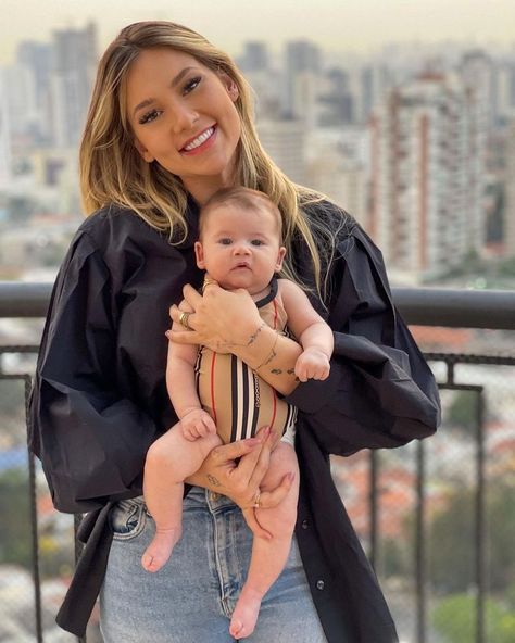 A filha de Virgínia Fonseca e Zé Felipe viajou com os pais para São Paulo e o lookinho da bebê roubou a cena. A youtuber transformou um maiô da seção infantil da Burberry em um body. Veja mais a seguir: Born Baby Photos, Lara Silva, Mother Daughter Fashion, Newborn Baby Photoshoot, Baby Photoshoot, Images Gif, Chanel Bag, Mom Life, Louis Vuitton Bag