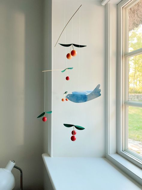 The Cherry Birds mobile from Danish brand Flensted Mobiles is a wonderful and truly unique piece, showcasing five cherries and one bird, chasing a taste of the sweet, red berry. The cherries come in different sizes to make them look more real while they slowly move and turn as air flows through the room. Hang the mobile over your baby's changing table or crib, and let your little one be entertained while getting a diaper change or drifting off to sleep. All Flensted Mobiles are designed and prod Flensted Mobile, Studio Mini, Mobile Hanging, Bird Mobile, Baby Changing Table, Diy Bebe, Nursery Room Inspiration, Diy Mobile