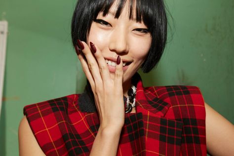 ’90s Nails Trends at New York Fashion Week - Coveteur 90s Nails Trends, Moody Nails, Nyfw Nails, Hair Color Summer, 90s Nails, Fall Nail Color, Vampire Bride, Fantastic Fox, Nail Color Trends