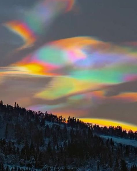 Joy Max Jardín on Instagram: "☁️ 🌈☁️ “A portal to the next dimension,” “A magical sight!” In the last few weeks of the year, iridescent rainbow, “mother-of-pearl” clouds shimmered over the U.K., Norway, Iceland, and Finland. A #joymaxnaturechurch service far above. 

These Nacreous clouds, form in very cold conditions over polar regions and within the stratosphere, around 12-19 miles (19-31km) high, far above our everyday clouds. They contain ice crystals which refract the light at sunrise and sunset into something truly wondrous and very rare to behold.

Captured by
@alexwallem 🇳🇴
@pekkaylimaunu 🇫🇮
@jimscottphoto 🏴󠁧󠁢󠁥󠁮󠁧󠁿
@explorewithjoshua 🇫🇮

#PolarStratosphericClouds #Nacreousclouds #Goodthingsarecoming #lookup" Polar Stratospheric Clouds, Nacreous Clouds, Ice Crystals, Rainbow Cloud, Sky Aesthetic, Looking Up, Finland, Sunrise Sunset, Iceland