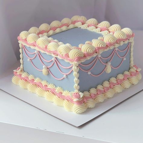 Retro Cakes, Square Cake Design, Rodjendanske Torte, Bolo Vintage, Vintage Birthday Cakes, Square Cake, Pretty Dessert, Fake Cake, Cake Decorating Designs