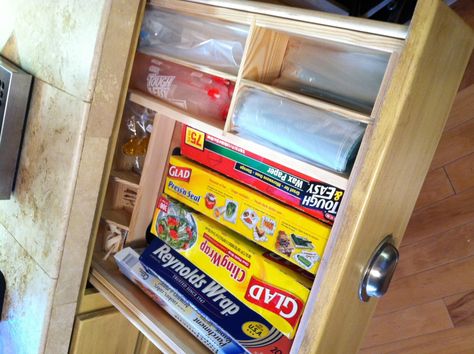 Food wrap drawer.  Place for four food storage bags from snack to gallon.  Also neat compartments in back for clothes pins, bag clips and kitchen twine.  Everything has a home. Food Storage Bag Organization, Chip Clip Organization, Organize Ziploc Bags Drawer, Tupperware Drawer, Bali Ideas, Organize Kitchen, Plastic Bag Storage, Kitchen Wrap, Utility Cupboard