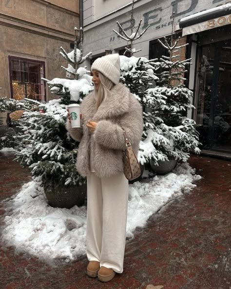 Fur Coat Outfits, Outfit Ugg, Fits For Fall, Nyc Winter Outfits, Fur Coat Outfit, Nyc Winter, Cosy Outfit, Mountain Outfit, Jacket Outfit Women