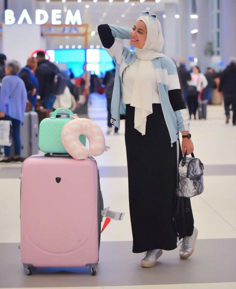 Helm Bogo, Hijab Clothes, Traveling Style, Muslim Outfit, Luxury Sideboard, Egypt Fashion, Hijabi Fits, Airport Outfits, Hijab Designs