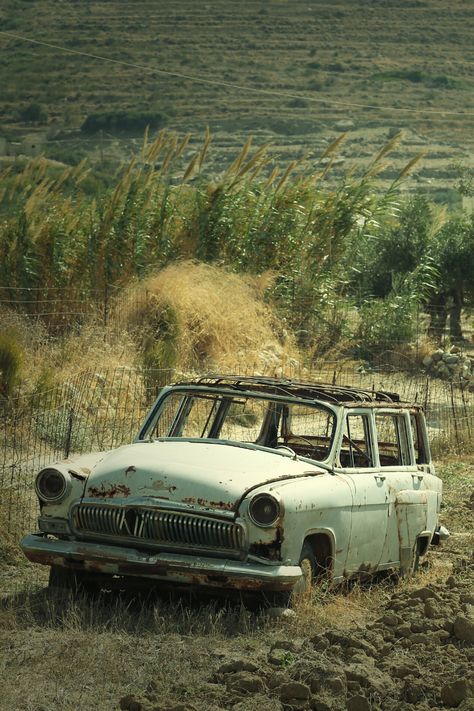 There is something uniquely beautiful yet somewhat sad about abandoned cars and abandoned trucks. Much like abandoned houses - a subject that I have shown some fascination with the past - abandoned vintge cars and trucks often leave one wondering… Why? #Abandoned #AbandonedCars #VintageCars #AbandonedPlaces #LostPlaces #Photography https://artandhome.net/abandoned-cars-trucks/ Vehicle Photography, Car Reference, Unusual Beauty, Eerie Places, Abandoned Vehicles, Abandoned City, Derelict Buildings, Car House, Abandoned Asylums