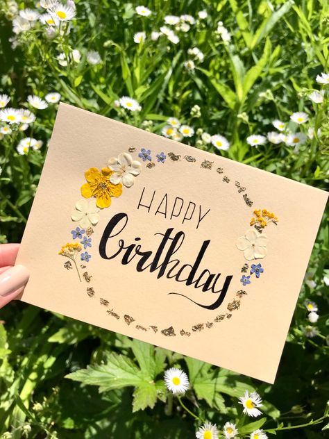 Pressed Flower Birthday Card, Dried Flower Cards, Vintage Cards Handmade, Flowers Cards, Flower Birthday Cards, Cute Birthday Cards, Birthday Cards For Friends, Pressed Flower Art, Book Art Diy