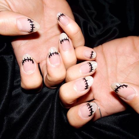 Creative-Halloween-Nail-Ideas Diy Halloween Nail Art, Halloween Nails Diy, Nail Art Halloween, New Nail Trends, Halloween Manicure, Nagellack Trends, Halloween Nail Designs, Halloween Nail, Halloween Nail Art