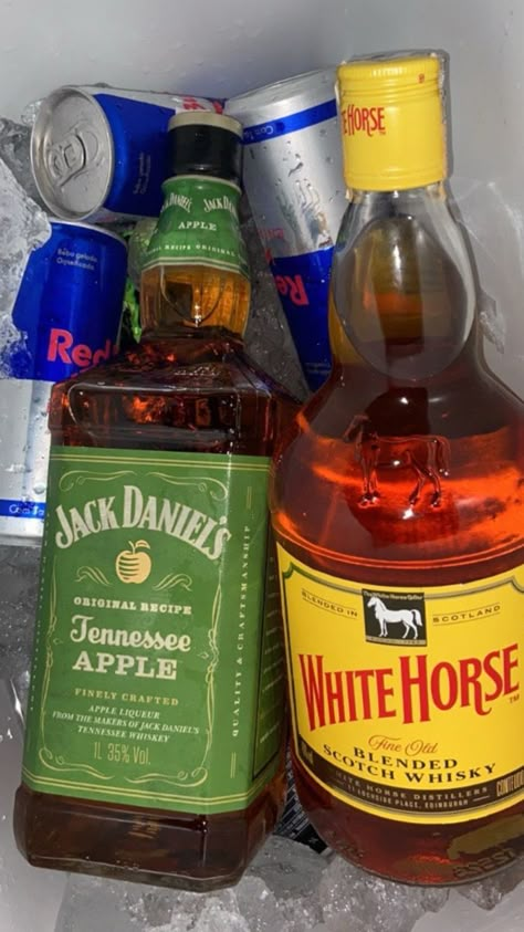 Pin de larissa vilela em Bebidas em 2022 | Foto de cerveja gelada, Foto de cerveja, Beber com amigos Hennessey Drink, Bebidas Fake, Alcoholic Drinks Pictures, Instagram Food Pictures, Jack Daniel's Tennessee Whiskey, Shopping Pictures, Whisky Drinks, Blended Whisky, Alcohol Aesthetic