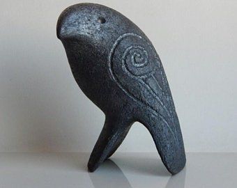 Pottery Animals, Black Raven, Sculptures Céramiques, Raven Art, Bird Figurine, Gothic Home, Clay Animals, Pottery Sculpture, Ceramic Animals