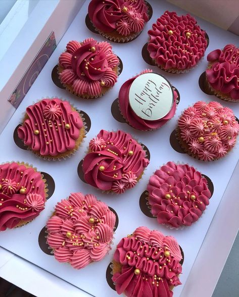 Pink Themed Cupcakes, Red And Pink Cupcakes, Black And Pink Cupcakes, Pink Cupcakes Aesthetic, Birthday Cupcakes Aesthetic, Pink Birthday Cupcakes, Cowgirl Cupcakes, Beautiful Cupcakes Birthday, Cupcake Styles