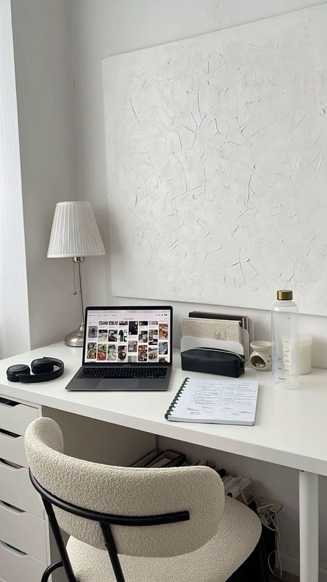 Beauty Desk Ideas, Girl Office Aesthetic, Desk Office Aesthetic, Work Aesthetic Office, Work Desk Aesthetic, Desk Setup Workspace Inspiration, Desk Ideas Aesthetic, Bureau Aesthetic, Aesthetic Study Desk