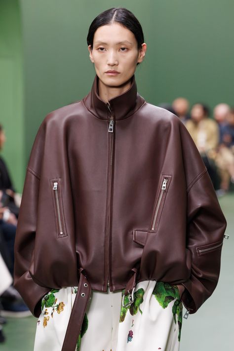 Loewe Fall 2024 Ready-to-Wear https://www.vogue.com/fashion-shows/fall-2024-ready-to-wear/loewe/slideshow/collection#43 Sports Day Outfit, Fashion Collection Inspiration, Fashion Trend Forecast, Catwalk Collection, Fall 24, New Rock, Fashion Design Sketches, Trend Forecasting, 가을 패션