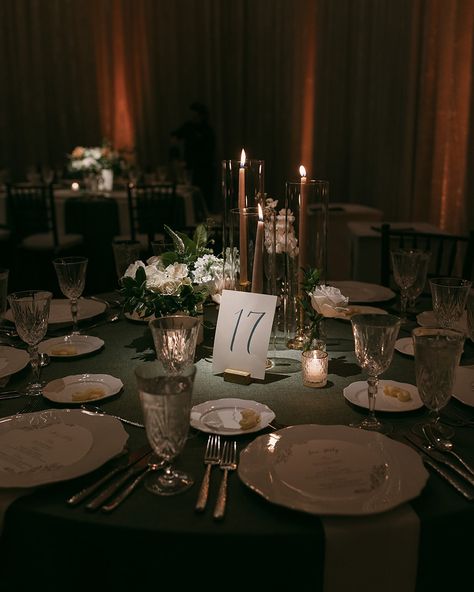 A Timeless Florida Wedding in Olive Green and Mustard Tones✨ Catherine and Tyler wanted a classic wedding with moody touches, and the planners at @flaireweddings brought that vision to life. They expertly handled the entire planning process, design, and florals, ensuring every detail aligned with the couple’s ideas. The result was a beautiful and warm wedding that delighted the newlyweds and their guests. Click the link in the bio to see the full story! Planning, Design & Floral @flairewe... Dark And Moody Wedding Reception, Deep Green Wedding Theme, Dark Green Wedding Table, Moody Green Wedding, Green Wedding Theme, Dark Green Wedding, Process Design, Story Planning, Green Themed Wedding