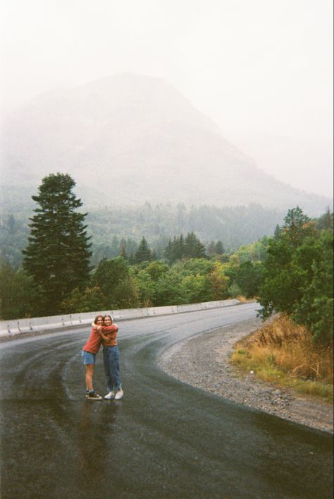 Best Friends Hiking, Camping With Best Friend, Fall Film Photography, Traveling With Friends Aesthetic, Nature With Friends, Road Trip With Friends, Road Aesthetic, Camping With Friends, Travel With Friends