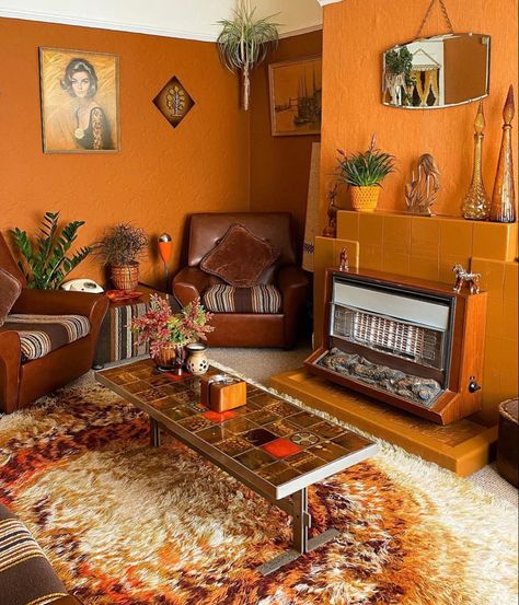 80s Living Room Aesthetic, 70s Lounge, Retro Room Ideas, Townhome Decorating, 70s Room, 70s Living Room, 60s Interior, 70s Interior Design, Ohio House