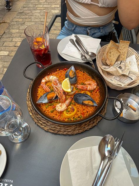 Paella Aesthetic Spain, Spanish Food Aethstetic, Spaniard Aesthetic, Paella Aesthetic, Barcelona Paella, Seville Spain Food, Food In Spain, Spain Lifestyle, Tapas Spain