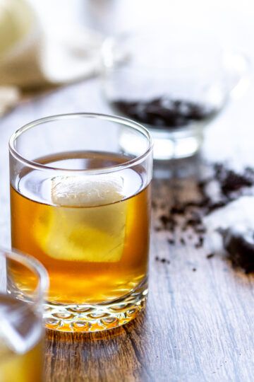 The perfect Southern brunch drink, a sweet tea and bourbon cocktail is simple to make and incredibly refreshing. Bourbon Sweet Tea, Sweet Tea Cocktail, Southern Brunch, Whiskey Recipes, Bulleit Bourbon, Southern Sweet Tea, Bourbon Cocktail, Bourbon Tasting, Brunch Drinks