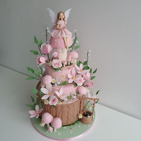 A cake with a little Fairy and flowers, modelling paste and flower paste Fairytale Birthday Cake, Fairy Garden Cake, Fairy Birthday Cake, Fairytale Birthday, Garden Cake, 5th Birthday Cake, Fairy Garden Party, Garden Cakes, Fairy Cakes