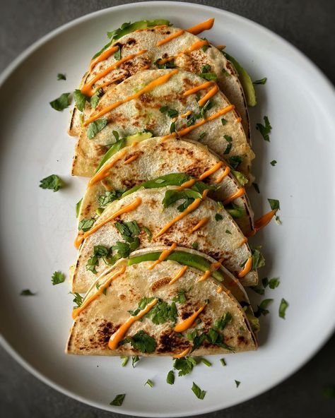 Mini Quesadilla Recipes, Quesadilla Plating, Mini Quesadillas Appetizers, Mini Quesadillas, Go To Meals, Gastro Bar, Vegetarian Quesadilla, Food Presentation Plates, Roasted Tomato Salsa