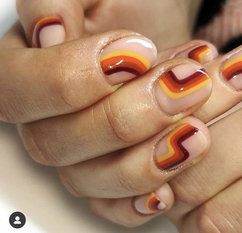 Mid Century Nails, 1970 Nails Design, 70s Inspo Nails, 70s Manicure, 70s Nails Retro Short, Retro Nail Art Vintage, Orange Retro Nails, 70s Groovy Nail Art, 60s Nail Art