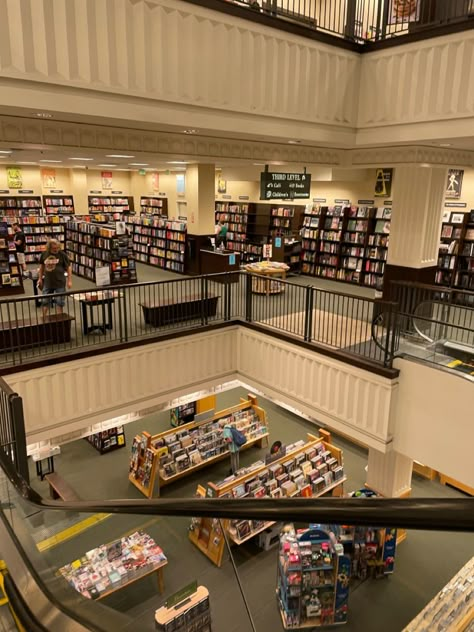 Barns And Noble Aesthetic, Barns And Noble, Noble Aesthetic, Bookstore Cafe, Book Bucket, Reading Motivation, Twilight Book, Dream Date, Dream Book