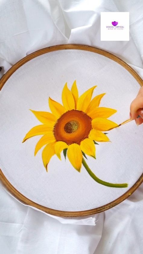 Instagram Easy Sunflower Painting, Sunflower Artwork, Saree Painting Designs, Easy Flower Painting, Acrylic Art Projects, Saree Painting, Fabric Painting On Clothes, Fabric Paint Designs, Bright Florals