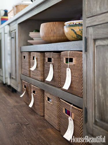 Labeled baskets help organize the pantry in a Los Angeles kitchen. Design: Chris Barrett. LOVE baskets in a pantry - need to have mine look like this though. Labeling Ideas, Clever Kitchen Storage, Quirky Kitchen, Kitchen Basket Storage, Small Kitchen Storage, Furniture Handmade, Small Kitchens, Woven Baskets Storage, Smart Kitchen