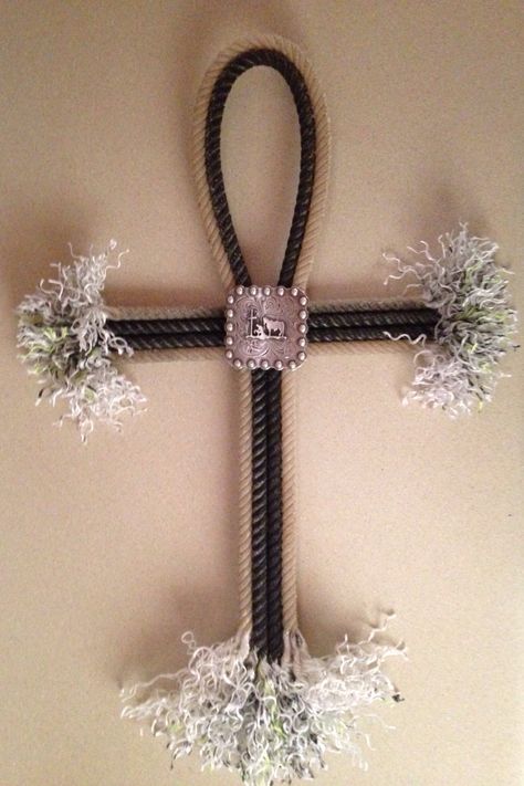 SOLD! but can make similar  Hand crafted lariat rope cross wall decor with praying cowboy concho  $28.00 Lariat Rope Crafts, Rope Wreaths, Country Craft Ideas, Rope Cross, Rope Projects, Western Crafts, Rope Decor, Rope Diy, Wooden Crosses