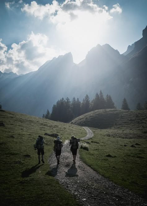 Three Friends Aesthetic, Backpacking Pictures, Traveling Friends, Hiking With Friends, Atomic Habits, Adventure Aesthetic, Friends Travel, Mountain Travel, Three Friends