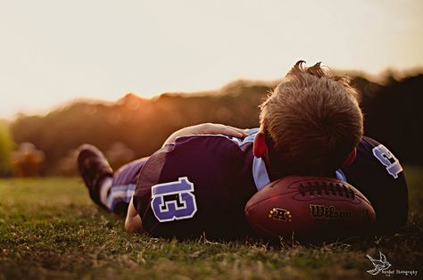 Football Senior Pictures, Ball Photography, Football Poses, Senior Football, Male Senior Pictures, Football Photography, Basketball Photography, Yoga Posen, Sport Inspiration