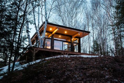 Voici le chalet scandinave parfait à louer pour un week-end en amoureux | Silo 57 Mini Chalet, Cabin Houses, Scandinavian Cabin, Contemporary Houses, Prefab Houses, Forest Sounds, Prefab Cabins, Lake Cabin, 2020 Vision