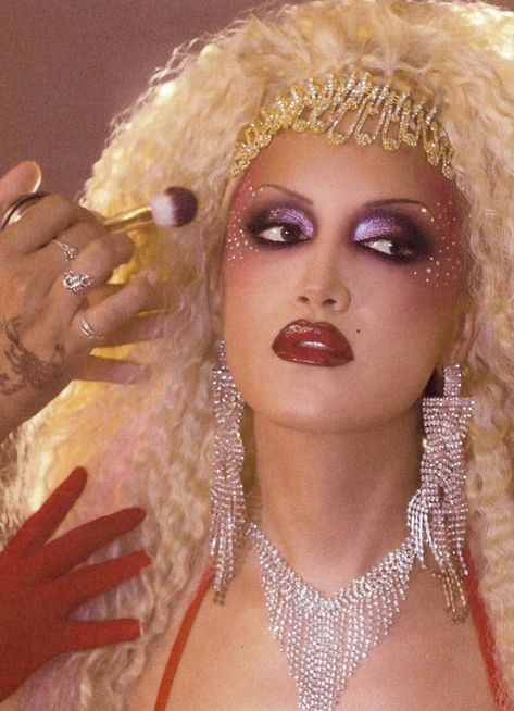 Moulin Rouge Makeup Looks, Burlesque Pose Reference, Dolly Parton Makeup Looks, 80s Burlesque, Female Drag Makeup, Cabaret Inspired Makeup, Show Girl Aesthetic, Moulin Rouge Makeup, Burlesque Makeup Ideas