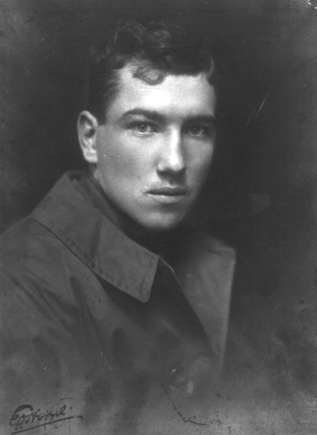 PERSONAJES: Robert Graves, escritor británico, c. 1914. Al estallar la 1ª GM, con 19 años, se alistó en el ejército en los Reales Fusileros Galeses. Los horrores que presenció le marcaron profundamente. Su primer volumen de poesías fue publicado en 1916, aunque más tarde intentaría ocultar las poesías escritas durante la guerra. Durante la batalla del Somme fue herido y dado por muerto. Se recuperó, pero le quedaron secuelas en los pulmones. Pasó el resto de la guerra en Inglaterra. Robert Graves, Historical People, Writers And Poets, Interesting History, Cthulhu, Vintage Photographs, Historical Photos, The Age, Poets