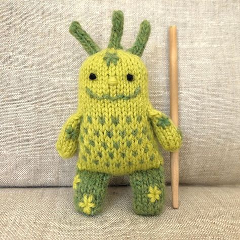 Knit Monster Pattern Free, Knit Monster, Homemade Stuffed Animals, Knit Animals, Monkey Stuffed Animal, Knitted Animals, Knitted Dolls, Soft Toys, Little Monsters