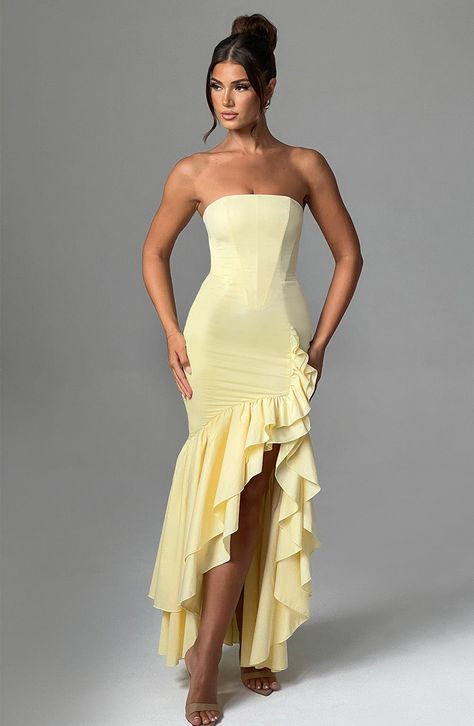 Pastel Yellow Long Dress, Hoco Yellow Dresses, Flowy Formal Dresses, Long Birthday Dress Black Women, Yellow Dress Jewelry, Yellow Fashion Outfit, Fancy Yellow Dress, Pastel Yellow Prom Dress, Yellow Birthday Dress