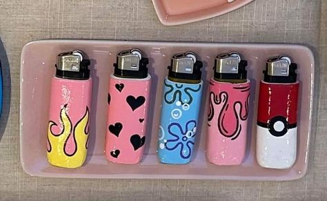 Painted Lighter Ideas, Painted Lighter Aesthetic, Clay Lighter Holder, Decorate Lighter, Lighter Paintings, Lighter Painting, Lighter Paintings Ideas, Painted Lighters, Diy Decorate Lighter