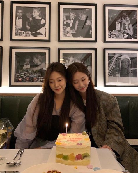 Two Korean Best Friends, 2 Girls Friendship, Amazon Birthday Gifts, Foto Best Friend, Korean Best Friends, Girl Friendship, 사진 촬영 포즈, Friend Poses Photography, Best Friends Aesthetic