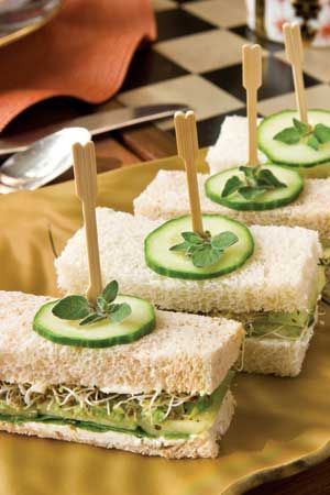 Sandwich für die Kinderparty - oder für die Gartenparty. Tea Sandwich, Tea Sandwiches Recipes, Cucumber Avocado, Cucumber Sandwiches, Finger Sandwiches, Tea Party Food, Tea Ideas, Tea Party Ideas, Clotted Cream