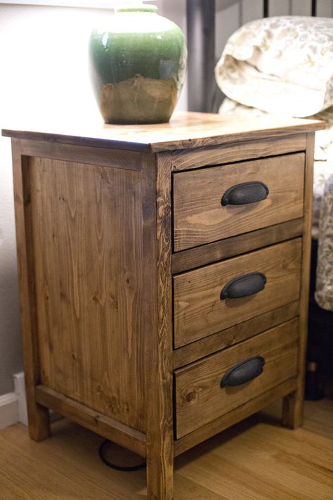 Night Stands Ideas, Deco Tv, Diy Home Decor For Apartments, Stained Table, Rustic Home Interiors, Painted Bedroom Furniture, Diy Farmhouse Table, Interior Design Rustic, Diy Holz