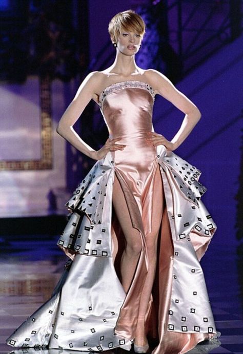 Versace s/s 1995 Versace 90s Runway, Versace Runway 90s, Gianni Versace Dress, Gianni Versace 90s, Kristen Mcmenamy, Versace 90s, Versace Runway, High Fashion Runway, 90s Runway Fashion