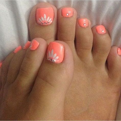 Coral Toe Nails, Pedicure Design, Spring Pedicure, Toe Nail Color, Pretty Toe Nails, Cute Toe Nails, Summer Toe Nails, Pedicure Designs, Smink Inspiration