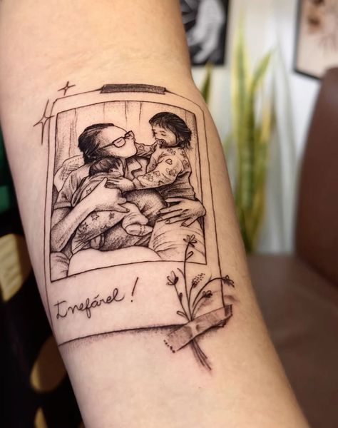 Photo Line Tattoo, Polaroid Picture Tattoo Ideas, Poloroid Tattoo Pictures, In Memory Tattoos Grandpa, Polaroid Tattoo Design, Polaroid Tattoo Ideas, Polaroid Tattoos, Family Portrait Tattoo, Polaroid Tattoo