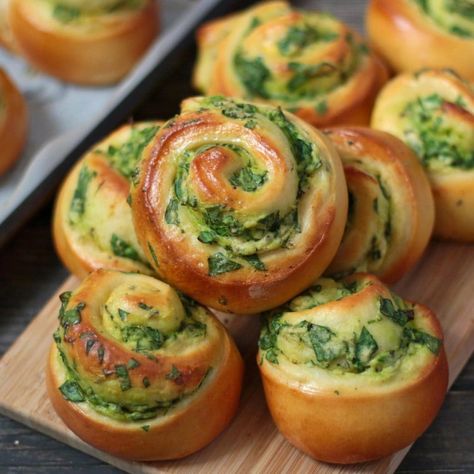 Soft Bread Rolls Recipe, Ricotta Rolls, Spinach Rolls, Savory Bread Recipe, Spinach Muffins, Spinach And Ricotta, Vegetarian Bake, Spinach Ricotta, Pinwheel Recipes