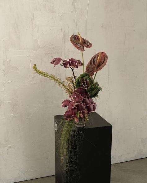 Ikebana Wedding Centerpieces, Contemporary Flower Arrangements, Welcome Flowers, Arranging Flowers, Mood Images, Styling Inspiration, Flower Arranging, Flower Display, Paint And Sip