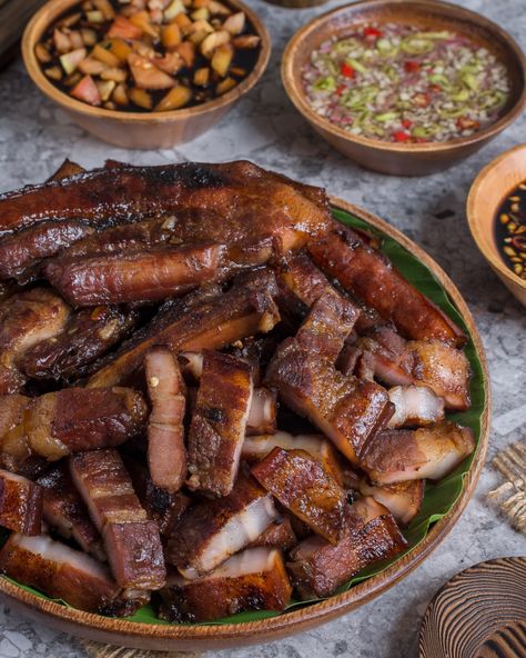 Wanna know What-To-Eat? Follow us and drool as we feature the yummiest food all over the Philippines. Pork Liempo Recipe, Liempo Recipe, Grilled Pork Belly, Calamansi Juice, Yummiest Food, Pork Cutlets, My Plate, Sliced Tomato, Steamed Rice