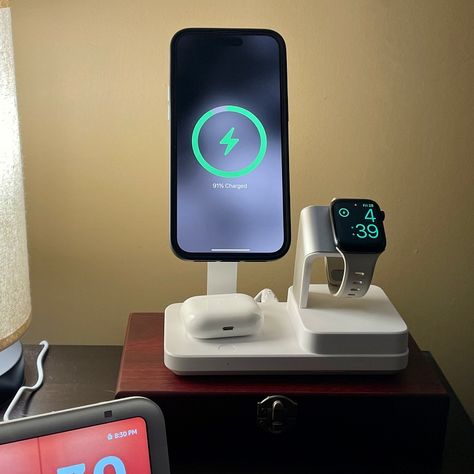 Bedroom Gadgets, Apple Ecosystem, Iphone Charging Station, Apple Charging Station, Students Life, All Apple Products, Apple Charger, Apple Watch Iphone, Charger Station