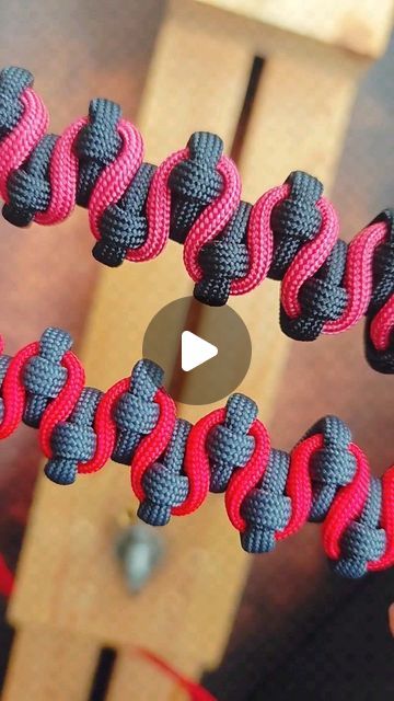 ＣＯＲＤＢＲＡＩＤ on Instagram Paracord Necklace Tutorial, Paracord Knots Tutorial, Paracord Crafts Diy, Paracord Projects Diy Tutorials, Paracord Weaves Tutorials, Paracord Bracelet Diy Step By Step, Paracord Projects Diy Easy, Paracord Lanyard Diy Tutorials, Paracord Tutorial Step By Step