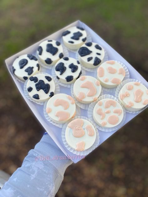 Cow Print Party Treats, Cow Print Oreos, Cow Themed Dessert Table, Cow Oreos, Cow Themed Desserts, Cow Macarons, Cow Print Treats, Cow Print Desserts, Cow Print Cake Pops