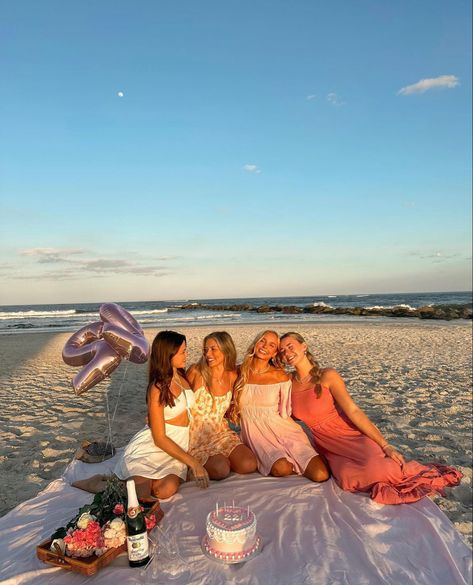 Goldenhour Aesthetic, Birthday At The Beach, Beach Bday, Sweet 16 Pictures, 17th Birthday Ideas, Water Sunset, Beach Birthday Party, Cute Birthday Pictures, Cute Birthday Ideas